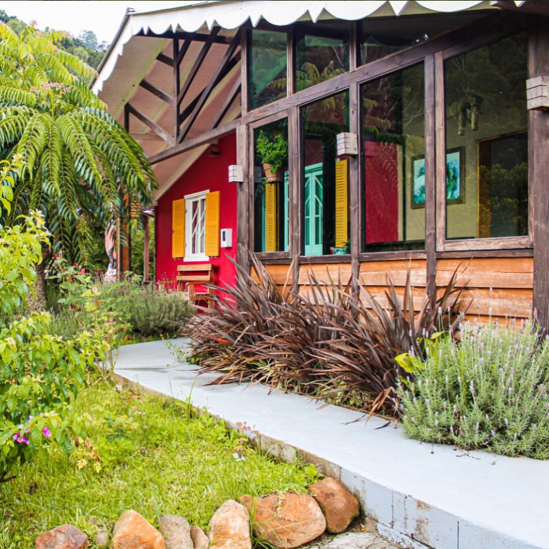 Cabana em meio ao jardim